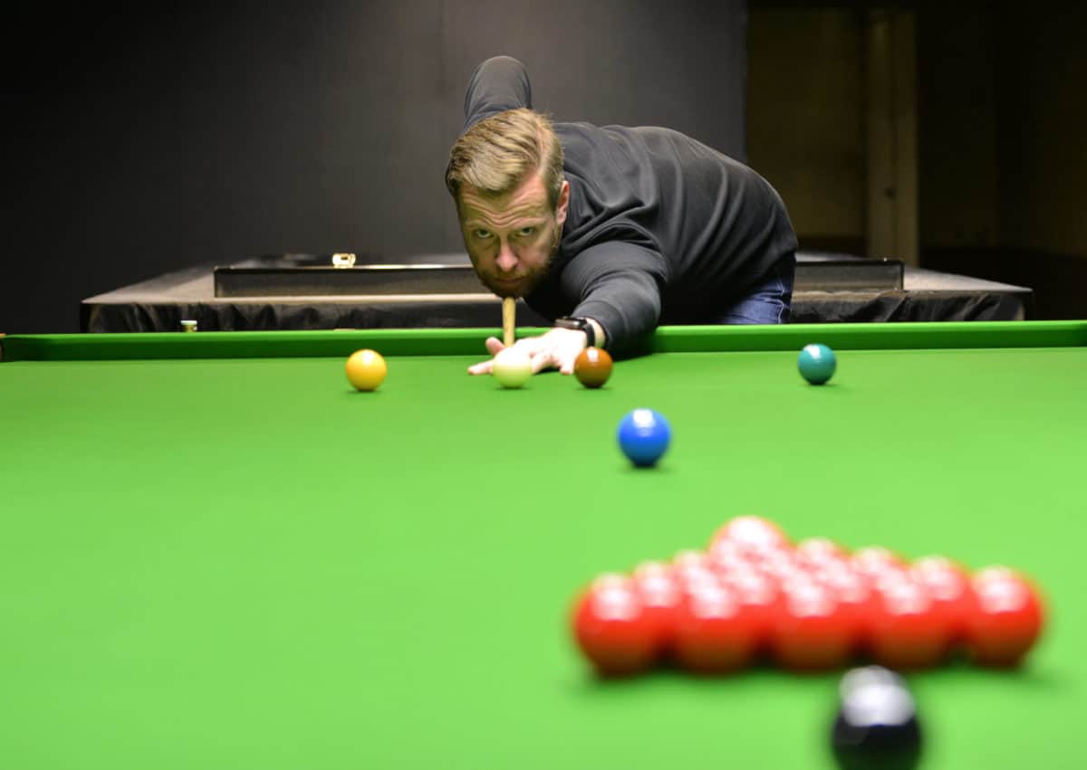 Robin Hull pelaamassa Snookeria