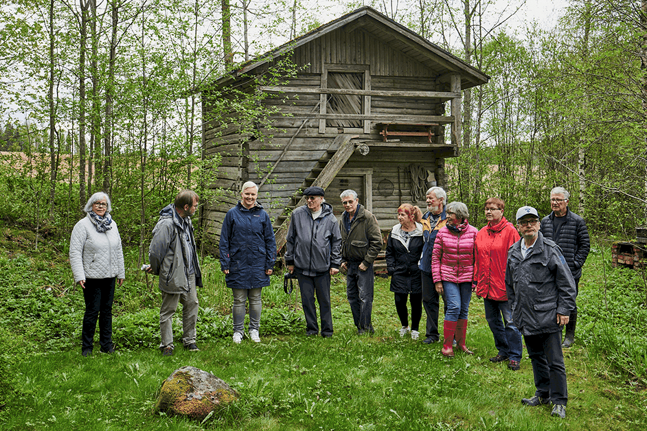 Päijät-Hämeen yhdistyksen järjestämän koulutuksen osallistujat yhteiskuvassa.