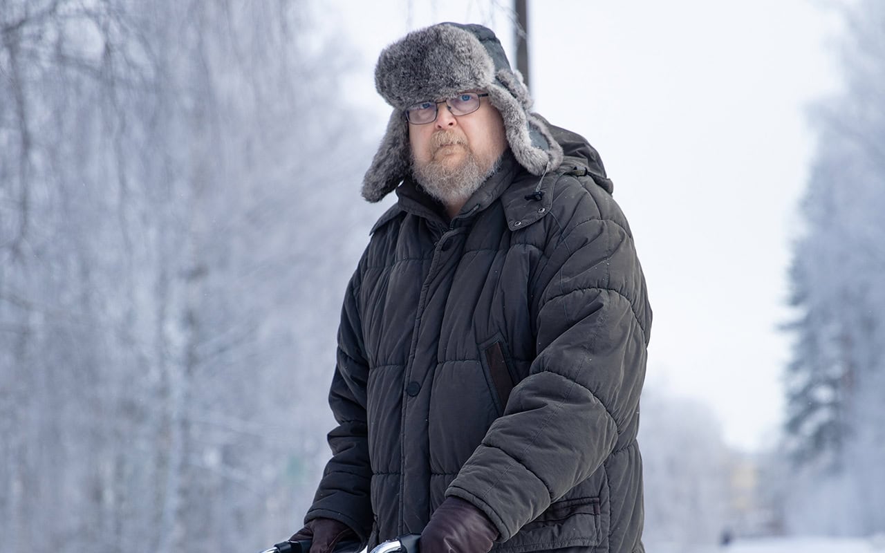 Kuvassa PSP:tä sairastava Lari Kauppinen ulkoilemassa rollaattorin kanssa.