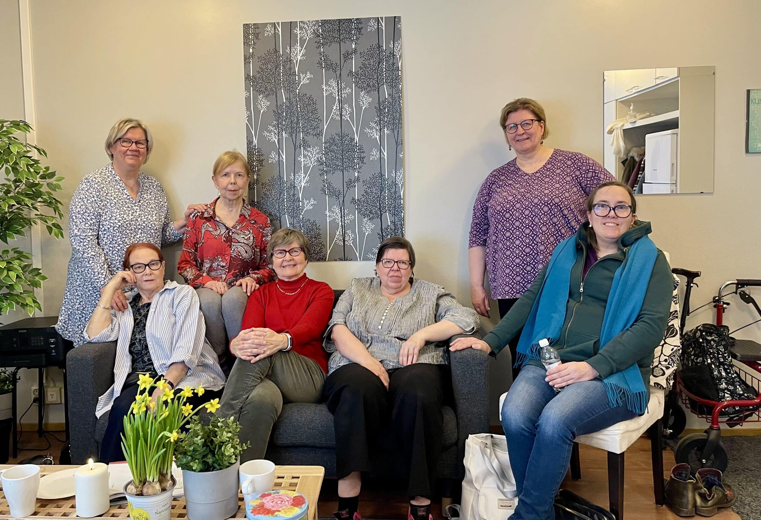 Sunnuntai-iltapäivää vertaisryhmässä viettävät Riitta Halinen (vas. ), Mirja Verho, Tuija Pietikäinen, Raili Muroke, Maritta Muukka, Varpu Sivonen ja Elina Siltanen. Pari vertaistukiryhmäläistä saapuu tapaamiseen taksikyydillä, toiset omalla autolla ja yksi ottaa mukaansa avustajan.